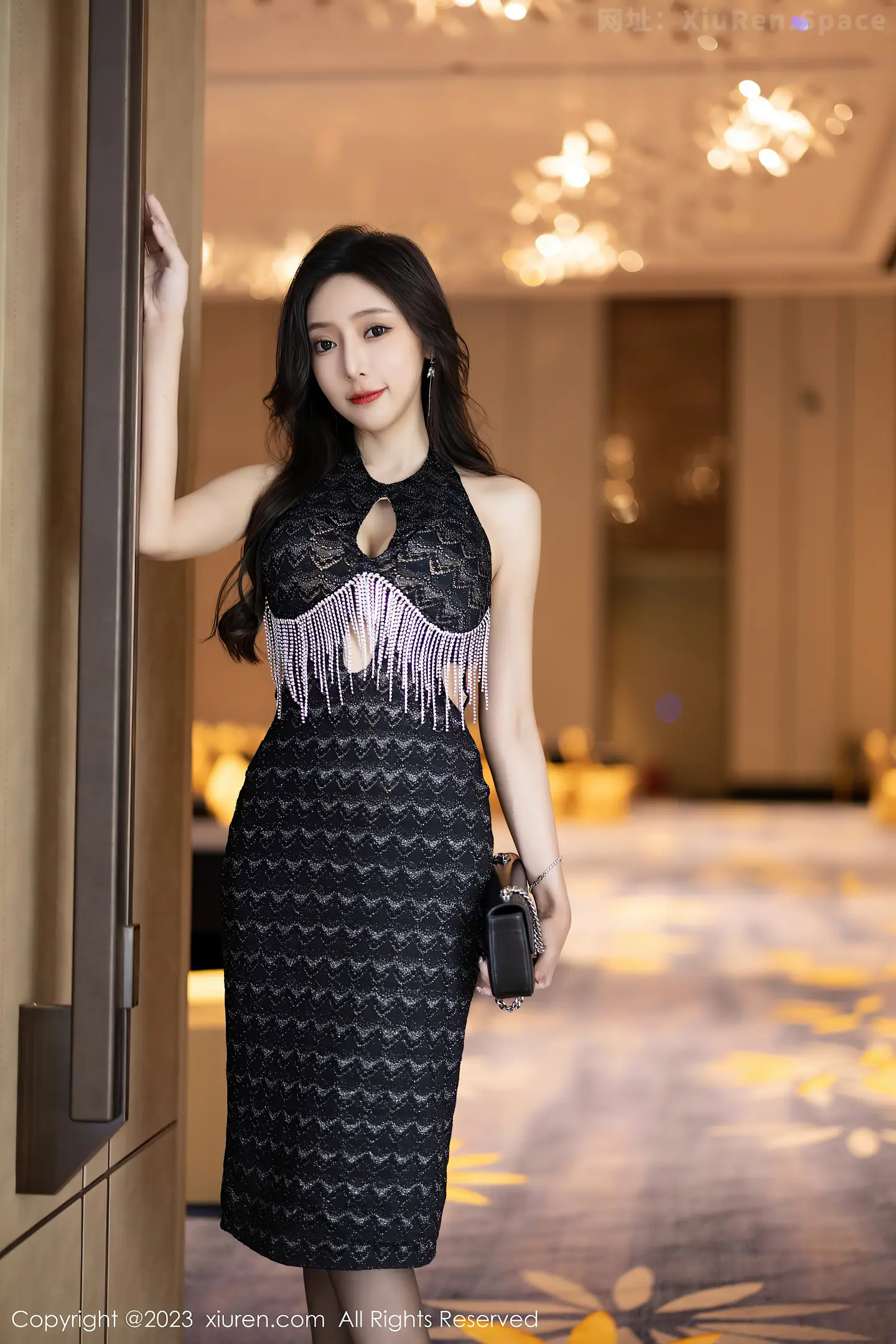 图片[2]-[XiuRen秀人网]2023.05.19 VOL.6772 王馨瑶yanni 黑色修身连衣裙与透视内衣加黑丝美腿性感私房写真集-秀人网官方网站